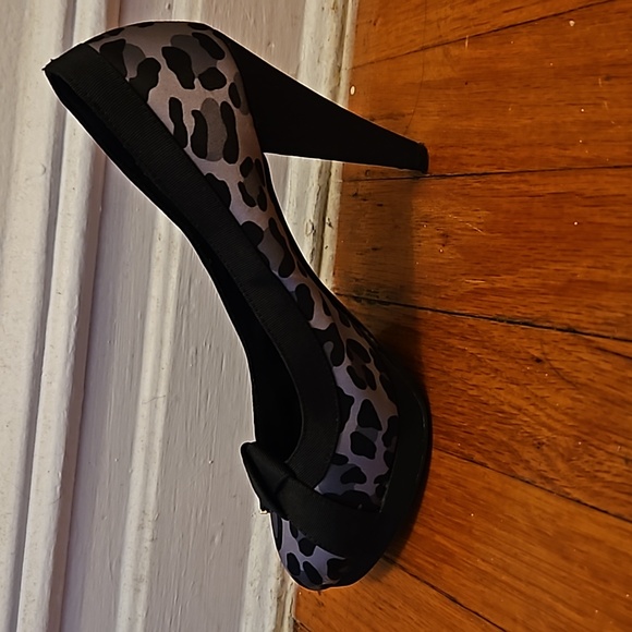 Christian Siriano for Payless black & gray leopard satin platform pumps size 8 - Picture 11 of 16